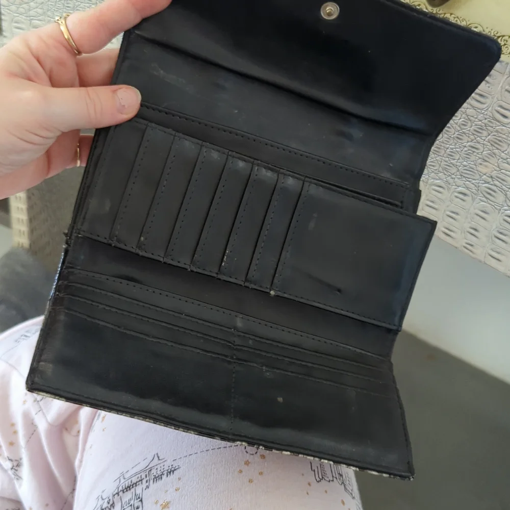 Guess wallet - Picture 3 of 4